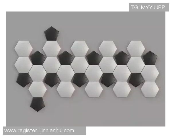 探索足球的奥秘：32块拼接成的完美圆形与运动魅力